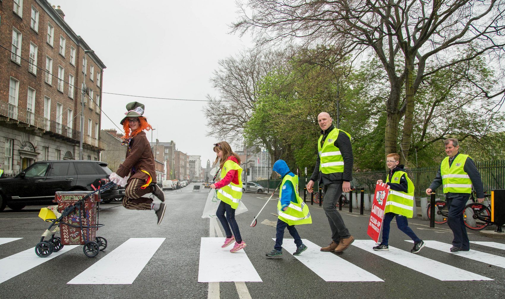 14.04.2017. REPRO FREE
Europe’s biggest ever one-day clean-up took place in Limerick today, Friday 14 April. Over 16,500 people took to the streets of Limerick city and county to take part in the occasion.
Kick starting the Team Limerick Clean-Up at Pery Square Limerick were, Peter Jewell (The Mad Hatter), Matilda Watts, 9, Harry Watts, 7, Paul O'Connell, Rory Watts, 11and JP McManus. Picture: Alan Place.