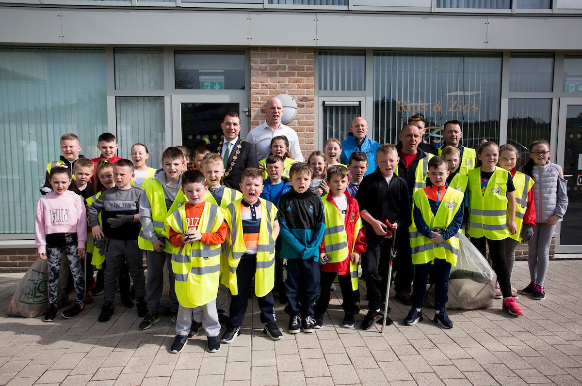 19.04.2019.                               
Paul O'Connell and Mayor of Limerick City and County Council, Cllr. James Collins with Volunteers pictured at Team Limerick Clean-Up 5 in Moyross Community Centre Limerick today. Europes largest one-day tidy-up saw 21,000 volunteers take to the streets of every town in Limerick city and county. Now in its fifth year, the initiative is sponsored by the JP McManus Benevolent Fund and supported by Limerick City and County Council. Visit www.teamlimerickcleanup.ie for more.. Picture: Alan Place