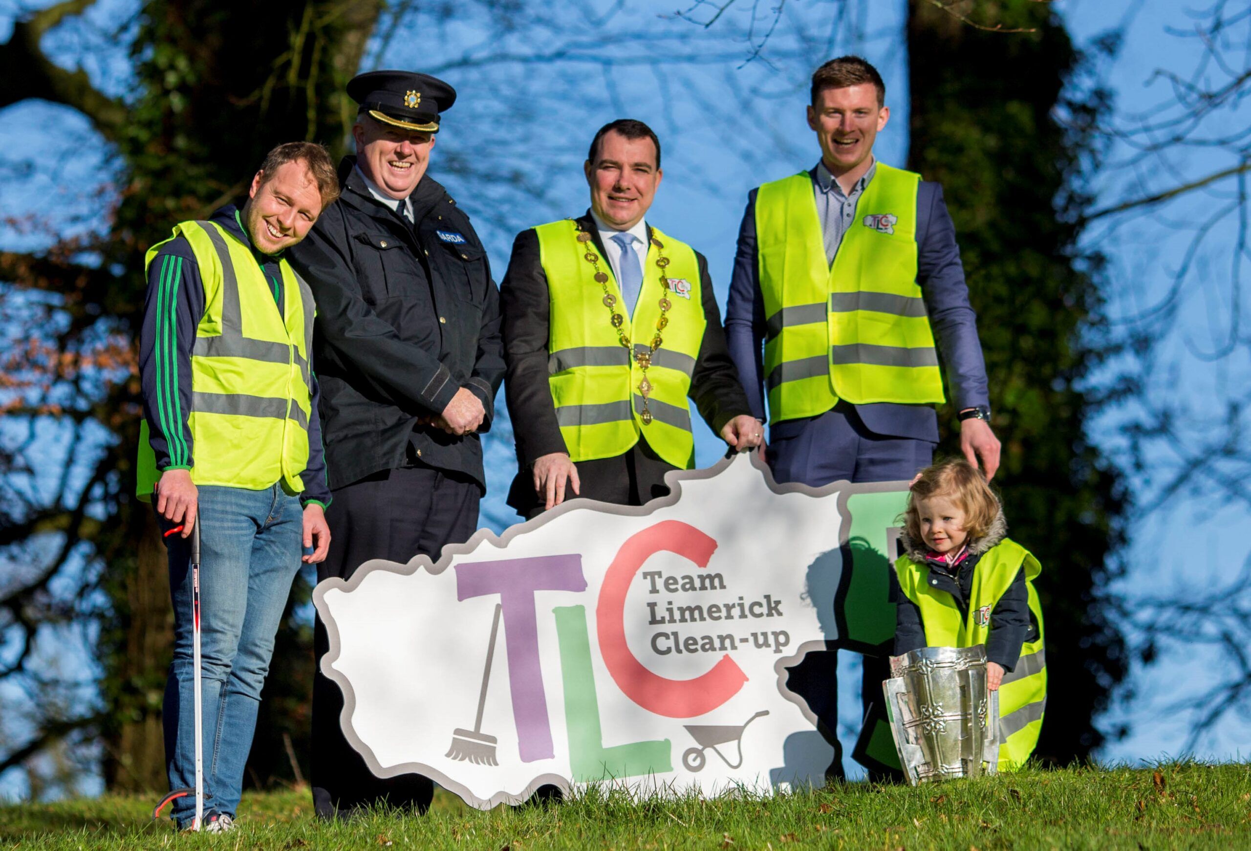 28.01.19           REPRO FREE
Paul Browne, Limerick Hurler, Chief Supt. Get Roche, Mayor of Limerick City and County Cllr. James Collins, Kevin Downes, Limerick Hurler and Evelyn Sloane, 2 pictured today at the launch of Team Limerick Clean-Up 5 in Castleconnell, Co. Limerick. Taking place this Good Friday, April 19th, the initiative sees thousands of volunteers take to the streets of Limerick city and county each year for Europe's largest one-day clean up. Sponsored by the JP McManus Benevolent Fund, the event has seen over 360 tonnes of litter gathered from the streets since inception in 2015. Overall participation figures have passed the 60,000-mark and included over 550 volunteer groups from every town in Limerick last year.   . Picture: Alan Place